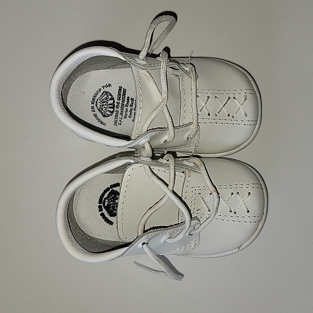 White baby shoes, size 6